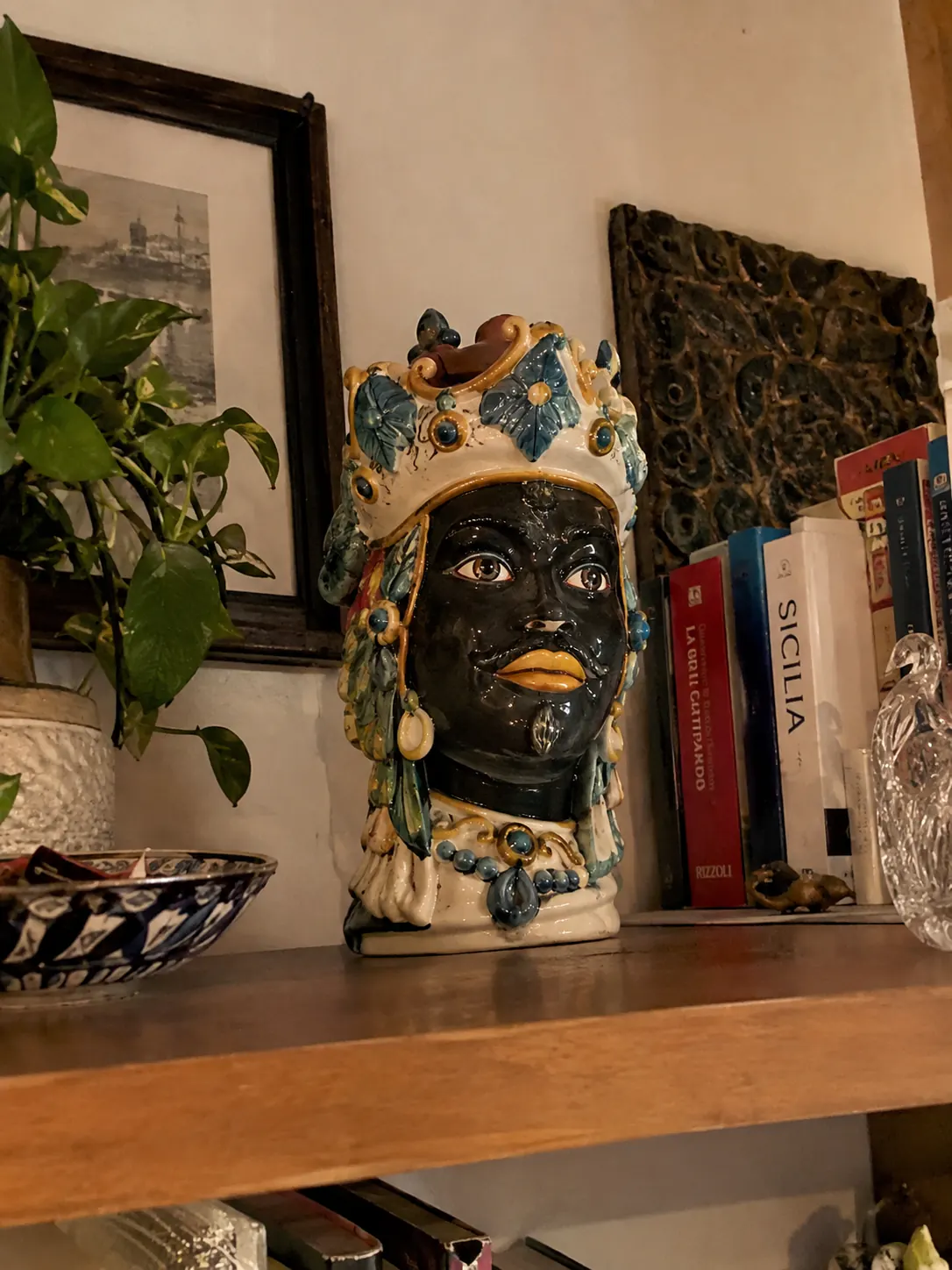 Testa di Moro di Caltagirone in ceramica artigianale appoggiata su una mensola in casa: come posizionarla, pulirla e conservarla