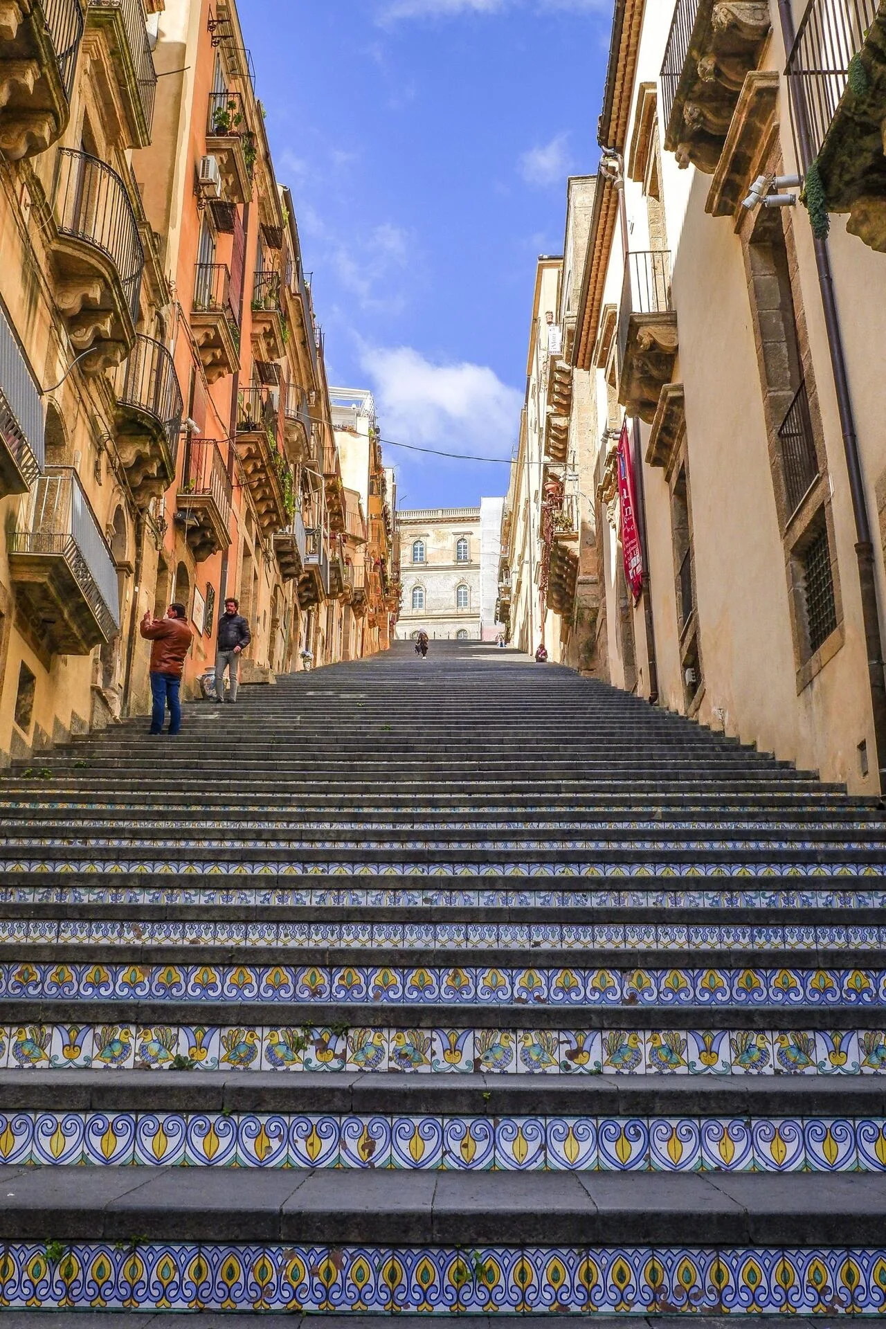 Caltagirone e la ceramica: storie di un territorio, dalla Scalinata di Santa Maria del Monte alle botteghe artigiane